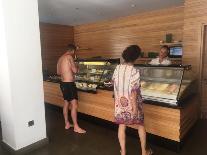 דוכן הגלידות במלון גרנד הוטל ברודוס